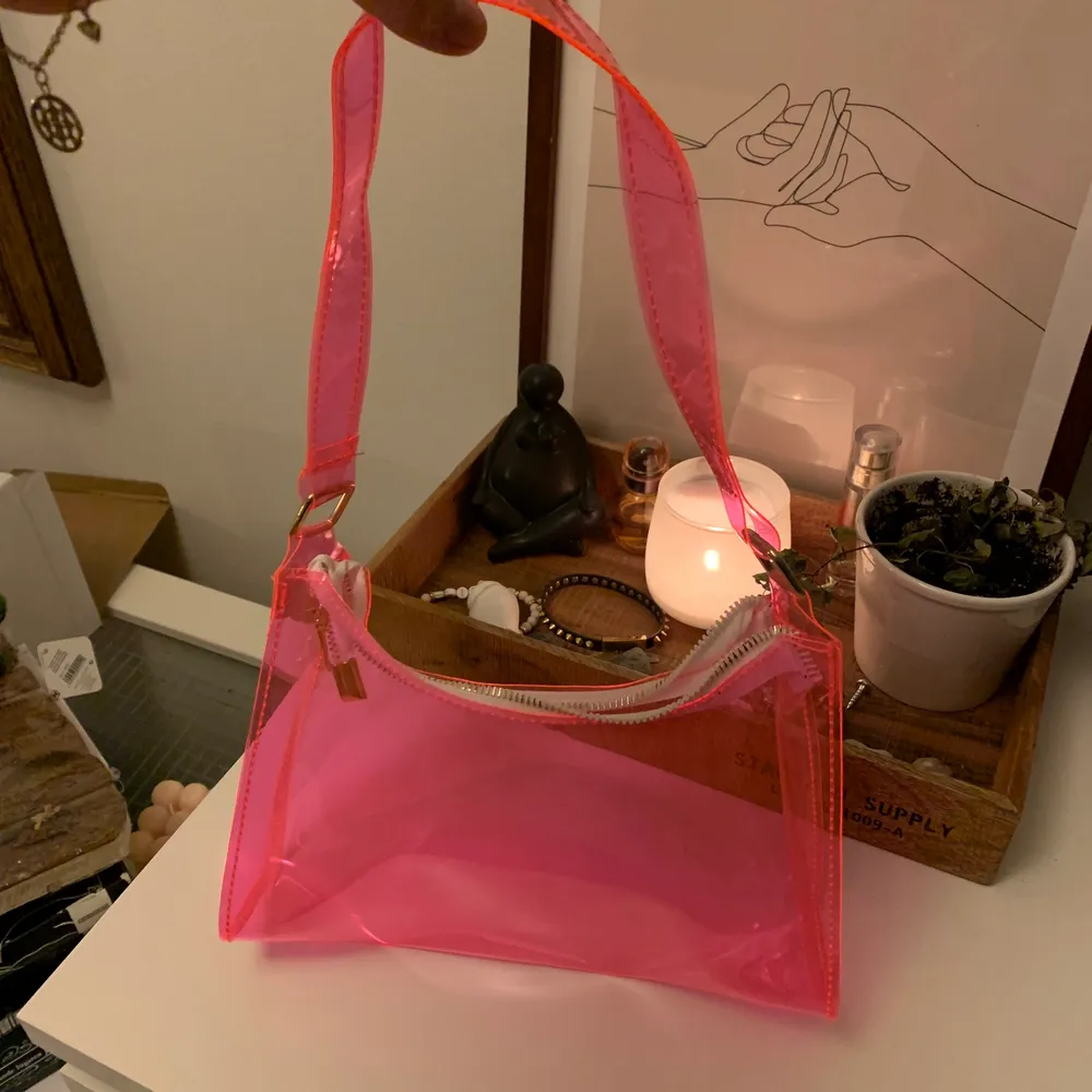 Jättefin rosa genomskinlig väska!! Tyvärr oanvänd av mig, därav säljs den!. Accessoarer.
