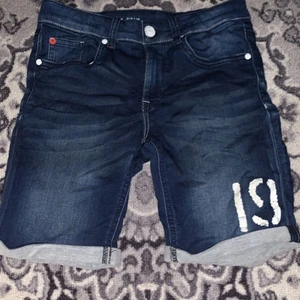 Shorts - Mörkblåa shorts som inte kommer till användning