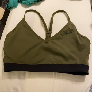 Sport bh  - Jätte fin sport bh från Nike som är väldigt använd men är i väldigt bra skick. Skulle gissa på att den är i storlek S/M. Köparen står för frakten men kan även mötas upp i skåne 💓 Den har inga inlägg!!