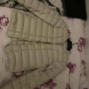 Höstjacka - En snygg och bekväm höstjacka som är helt ny