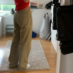 Dickies byxor - Lågmidjade Dickies byxor som sitter så bra på! Använda och har små slitningar, dock inget som läggs märke till, annars i mycket bra skick!!