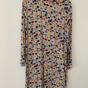 Tunika hm strl 42 - Mönstrad tunika från HM strl 42 rak passform. Fint använt skick