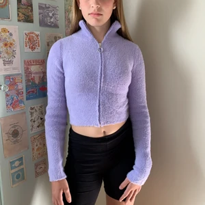 Zip up top - Varsamt använd zip up top i en jätte fin lila färg. Jag tror att den är slutsåld på hemsidan. Nypris ca 350kr. Materialet är ganska tjock och fluffigt, perfekt till hösten/vintern.🥰💗 150kr ink frakt