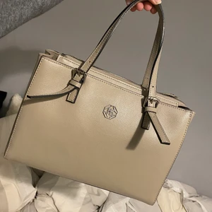 väska - Beige väska ifrån italien. långt väskband medföljer, stora och rymliga fack. priset går att diskutera