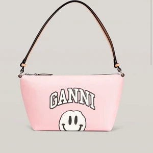 Ganni väska - Säljer min superfina ganniväska som är i perfekt skick🥰 Köpte i vintras för 2000 säljer för 900💞 Skriv vid intresse🦄Bud på 1200