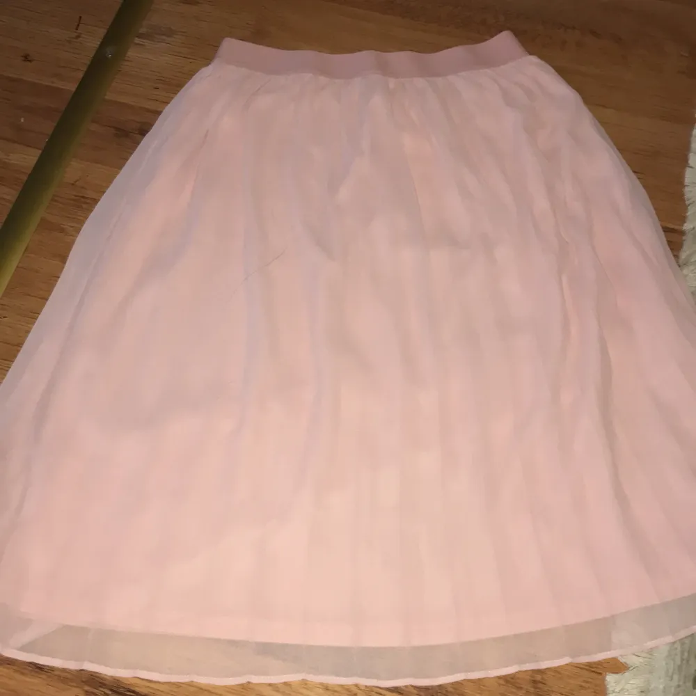 En söt rosa kjol i storlek s/m. Kjolar.