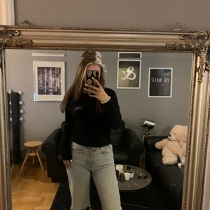 H&M tröja - Säljer denna fina tröja med tryck både fram och bak på ryggen ifrån h&m som jag köpte sommaren 2019 men nästan aldrig kommit till användning därav säljer jag, obs ganska tunn!!⚡️💛