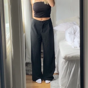 Svarta baggy kostymbyxor - Säljer mina baggy oversized kostymbyxor från bershka köpta via zalando!! Jag har vanligtvis storlek 36/38 i byxor och är 170 cm lång men köpte dessa extra stora för att de skulle bli längre och lägre i midjan. Byxorna är i bra skick och är assköna!! 💖💖