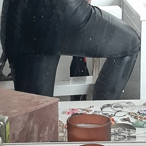 Fina svarta läder byxor (inte äkta)  - Jätte fina läder byxor, alldrig använda pga att det är för stora💖💗 150 kr + 45kr frakt