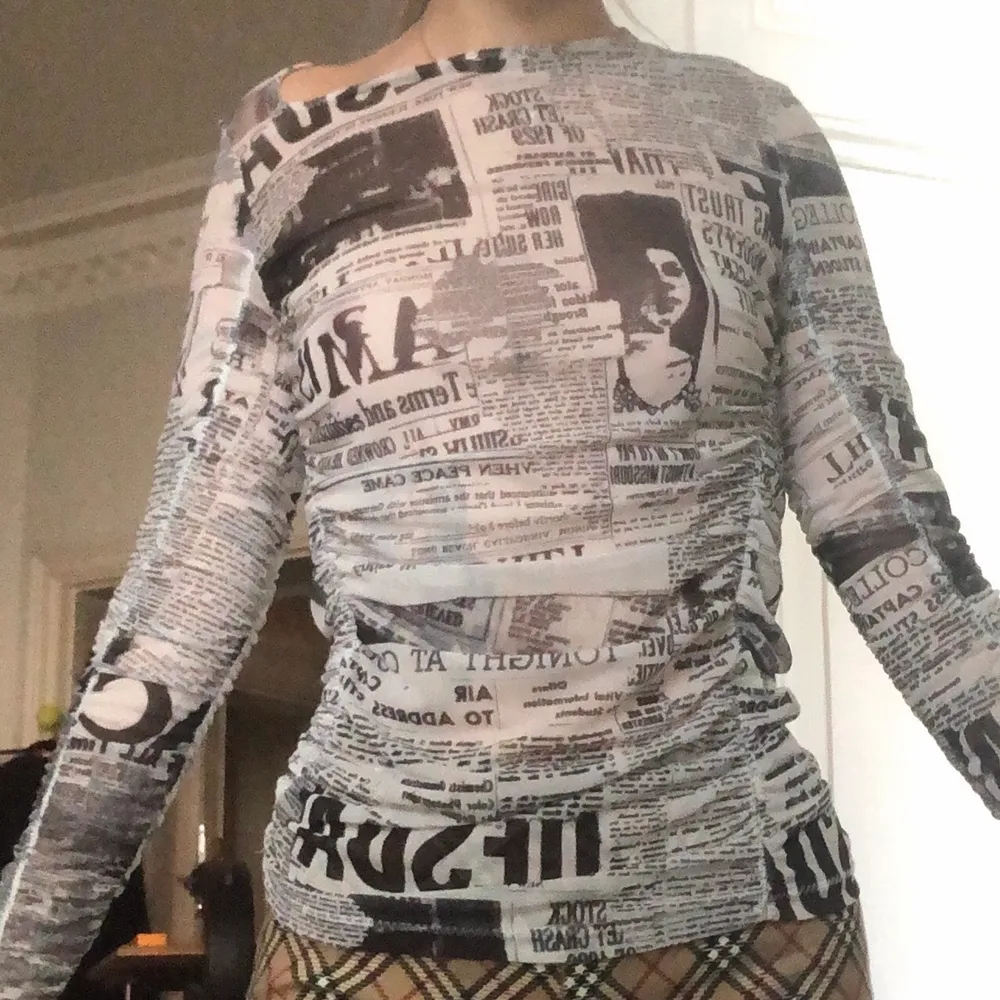 Jättesnygg asymmetrisk mesh-tröja med tidningstryck som tyvärr inte kommit till användning! Köpt på weekday för 300kr ❤️ storlek S men passar nog S/M. Toppar.