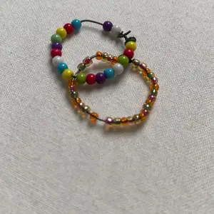 Det här är två färgglada ringar som är gjorda av ståltråd💍 super fina och dom är hemmagjorda🌈 dom kostar 2kr styck eller så kan man köpa båda för 4kr🥰