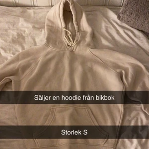 Storlek s en hoodie från bikbok  - Vi delar på frakten, knappt använd köpte för 300kr 