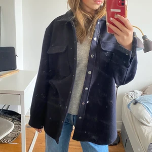 Marinblå jacka - Säljer en marinblå jacka från Vila. På mig är den ganska oversized. Den är lite nopprig mest på båda armarna. Slutsåld, nypris 450kr 