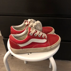 Skor strl 38 - Ett par välanvända skor ifrån Vans i strl 38. Inte tvättade ännu men kommer givetvis tvättas innan försäljning. Köparen står för frakten!