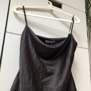 Svart satinlinne  - Ett suuupersnyggt svart satinlinne från stradivarius som tyvärr aldrig kommit till användning så min önskan är att det kommer till någon som kommer älska det! Sitter perfekt på mig som är S/M. PM för frågor/bilder! 🧸