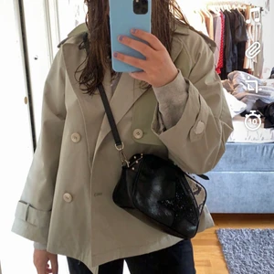 Meotine Caroline Jacket  - Säljer min i stort sätt helt nya jacka från meotine, storleken är S/M och nypris är 2800kr mitt pris är 1800kr