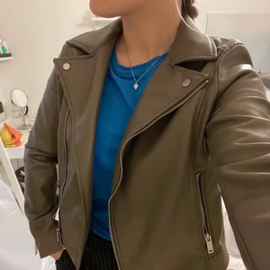 Skinnjacka - Jätte skön och snygg jacka! Storlek 40 för att den var väldigt liten i storleken i affären men på mig sitter den som storlek S☺️ 