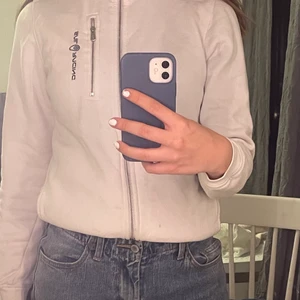 Sail Racing Bowman Zip Hoodie strl 160 - Säljer en jättefin Sail Racing hoodie!🤍 Den är ungefär 1 år gammal och har inte kommit till användning tyvärr. Storlek 160 men känns som en S, kvitto finns och köpare står för frakt🤍