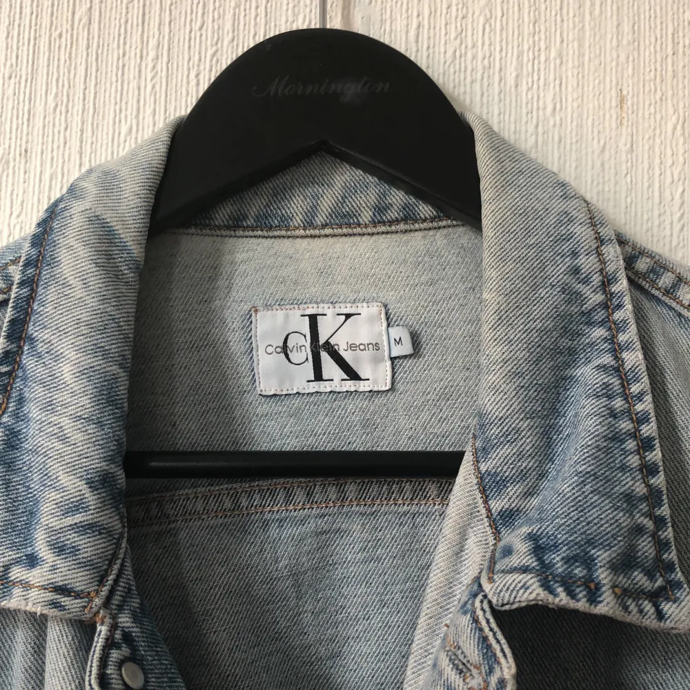 En vintage jeans jacka från Calvin Klein, köpt secondhand för 600 kr. Skriv i kommentarerna om det finns intresse🤍. Jackor.
