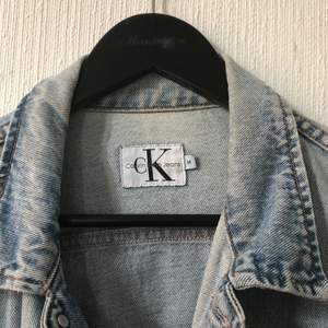 En vintage jeans jacka från Calvin Klein, köpt secondhand för 600 kr. Skriv i kommentarerna om det finns intresse🤍