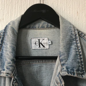 Vintage Calvin Klein Jacka - En vintage jeans jacka från Calvin Klein, köpt secondhand för 600 kr. Skriv i kommentarerna om det finns intresse🤍