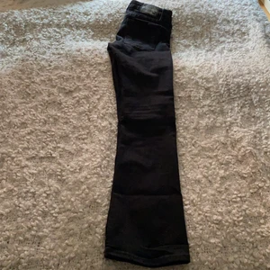 Crocker jesns - Crocker jeans som har blivigt för korta för mig. Dom är bootcut och lågmidjade men stretch. Svarta💓💗💖 
