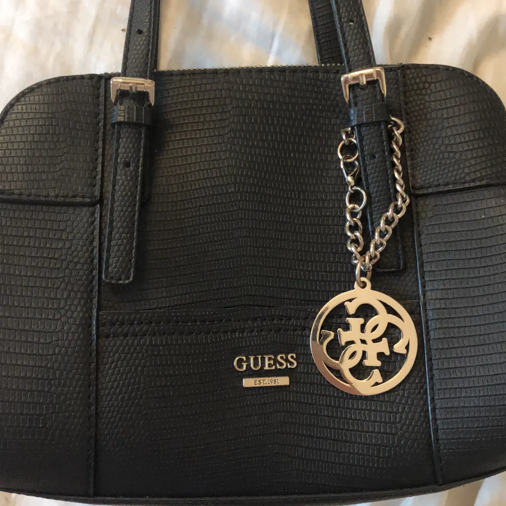 Äkta guess väska, köpt i New York. Knappt använd, ca 2-3ggr - nypris 2200kr . Väskor.