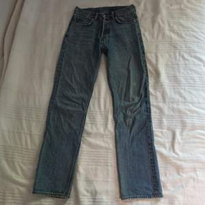 Ett par blåa Weekday Jeans i storlek 28/32. Använda men i gott skick. Rak passform, modell 