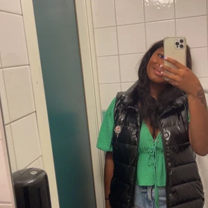 Intessekoll på min moncler väst  - Moncler väst som är köpt för 1 månader sen, kollar intresset på denna väst då jag vet att den kommer hamna på hyllan och inte kommer använda den. Så om det är någon annan som är intresserad av denna så säljer jag den gärna till ett bra pris🦋 påsen medföljer och ska försöka hitta lapparna som satt på när jag köpte den😊 kan ta bud från 1000💓 säljer endast vid bra bud ❤️