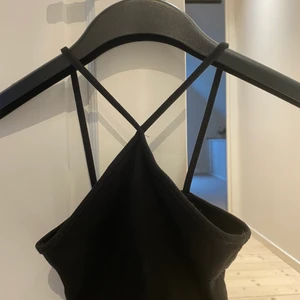 Svart Linne från Zara med korsband  - Jättefint svart linne från Zara💓💓 Aldrig änvänt därför säljer jag det. 