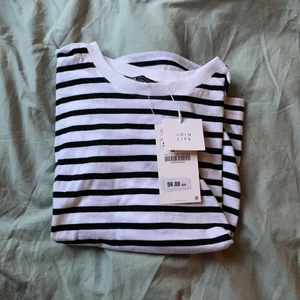 Zara t-shirt - T-shirt, helt ny från zara. Lapp kvar. 