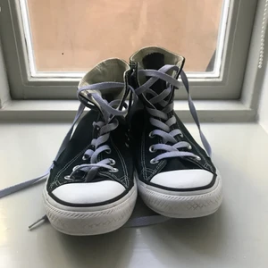 Converse strl 39 - Säljer mina fina converse! Snörena är lite blå pga tvättade dem 🥳 men annars fina 💕