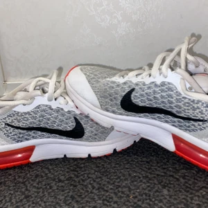 Nike träningsskor  - Träningsskor från Nike köpte för 700kr använt typ 5 gånger passar dig som har 36/36,5/37/37,5 för dom är stora i storleken jag har 38,5 och är lite försmå för mig 👌🏼