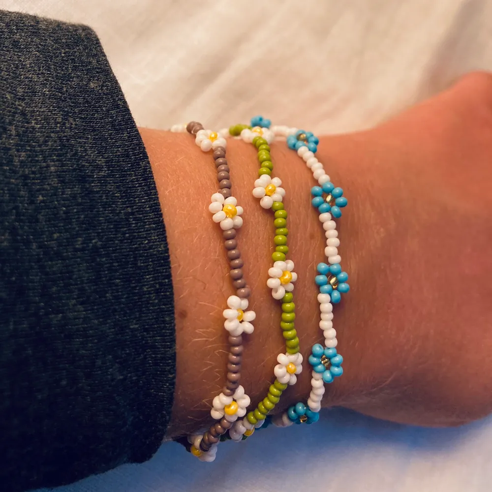 Handgjorda halsband och armband. Finns i olika färger - blå, grön och lila. 100 kr/st. Betalning via swish. 🧿. Accessoarer.