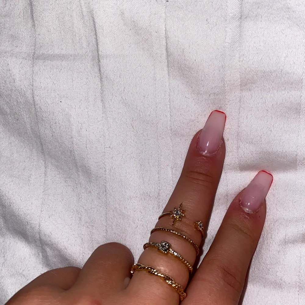 Dessa fina ringar köpta på Gina Tricot. Har aldrig använt för dem ej kommit till användning. Ringarna är i storlek s/m, guldfärg. Köptes för 120kr och säljs för 65kr.. Asusteet.