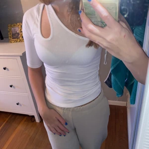 Tröja - Ribbad tröja med cutouts❤️‍🔥