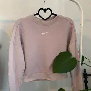 Supersnygg croppad sweatshirt från Nike i en underbar dammrosa färg. Mycket sparsamt använd, nästan som ny. Jättefin detalj med att ryggen är ”öppen”. Perfekt ”längd” på croppningen. Nypris 500 kronor. Köparen står för frakten🤩