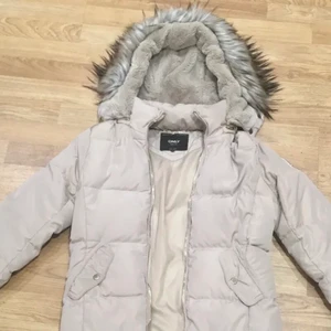 Only jacka  - St S, ganska bra skick, ej mycket använd, kan även ta bort luvan. Köparen står för frakt👍🏼