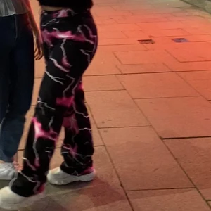 Byxor från Jaded London - Säljer mina byxor från Jaded London. Endast använda en gång så dom är som gott som nya 😊 storlek 32, ganska långa i längden, jag är 167 och blev tvungen att bära mina Buffalos för att dom inte skulle släpa i marken! 