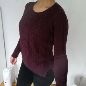 3 st stickade tröjor  - 3 st stickade tröjor i vinröd, brun/beige och vit . Alla har storlek XS, bra skick. Går att skicka. 