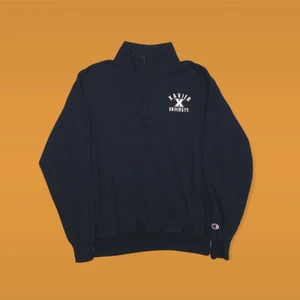 Champion 1/4 Zip!! 🌱🌱 - Xavier university sweatshirt från Champion. Tröjan är storlek M och fits true to size och är i bra skick men är lite nopprig, dock inget som stör heleten av tröjan. Hör av dig om du undrar något! ✌🏻🌱💫