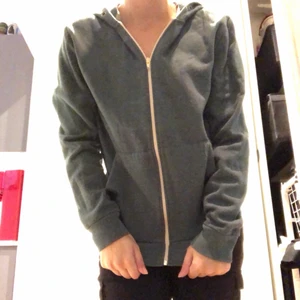 Grönblå hoodie - Denna är grönare än på bilderna, men lite dämpad i färgen liksom. Väldigt mysig. Lite luddig och skön inuti. Vit dragkedja och fickor. Katt finns i hemmet!