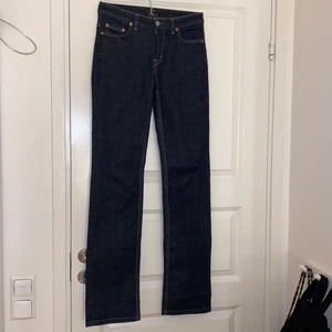 Jeans  - Ett par as balla mid waist jeans från Filippa K. Dem är i en fin mörkgrå/mörkblå färg det är raka i benen o sitter skit snyggt på och har den där fina detaljerna på bakfickorna, finns de funderingar kontakta mig 👇🥰