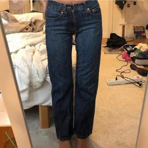 Midrise raka mörkblå jeans från Levis, köpta från plick men passade tyvärr inte, storlek xs- s! Bilder från tjejen jag köpte från! Kan skicka egna också!!❤️