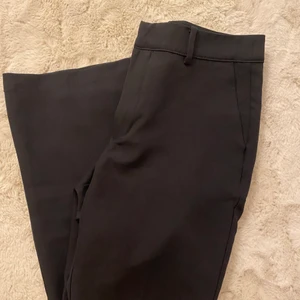 Kostymbyxor utsvängda  - Bikbok tror dom heter Wilma, 66kr spårbar frakt📥🥰 