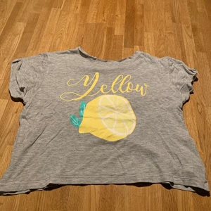 Grå tröja med citron - Grå t-shirt med citron på och den är lite kort vid midjan