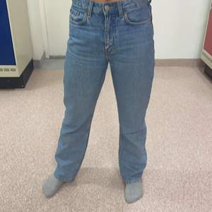Säljer dessa voyage jeans från weekday i bra skick. Hon på bilden är 166cm lång. Köparen står för frakt, buda i kommentarerna om det är flera som vill köpa💕
