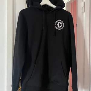 Dirtcult hoodie - dirtcult hoodie i storlek M. Knappt använd. 300 kr + frakt 