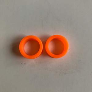 Orangea silikon töjningar, med hårdare och stadigare silikon, rekommenderas inte att använda på icke läkta töjningar! 