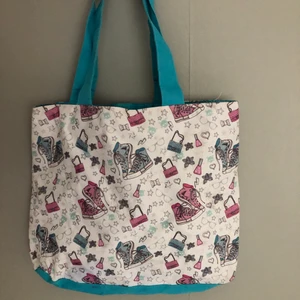 Väska - Enkel väska med lagom mycket plats. Perfekt till tex att packa badkläder och handduk i😊 Eller tex dator och skolböcker!